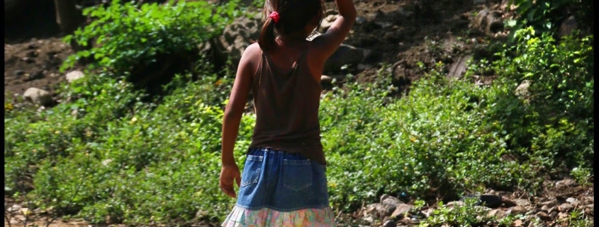 niñas acarrear agua