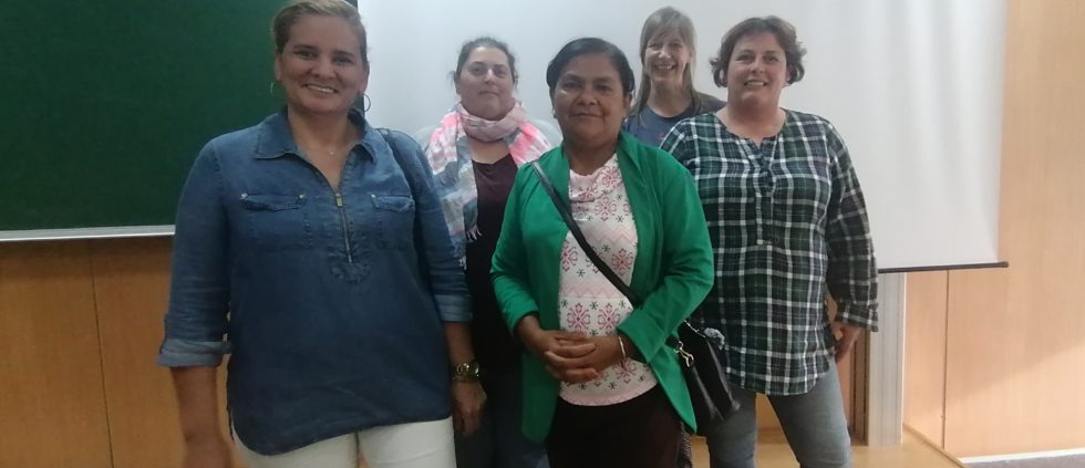Foto: Mulleres Bravas de Honduras e Galicia na Universidade de Santiago de Compostela.
